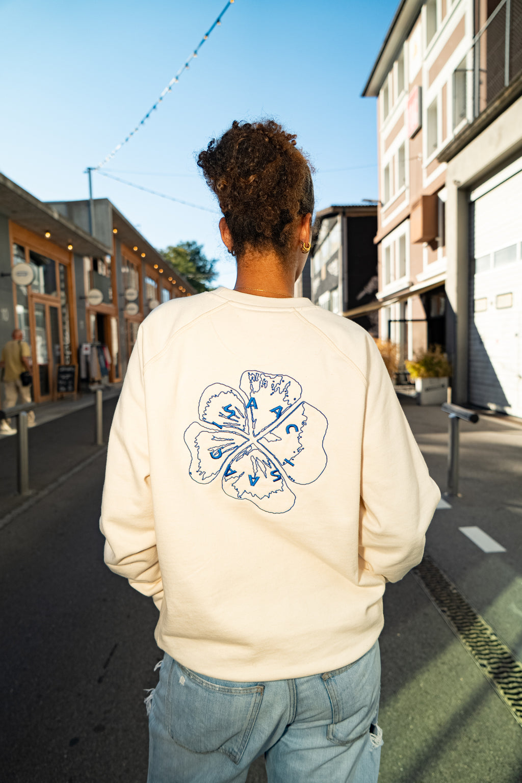 Crew neck crème fleur bleue