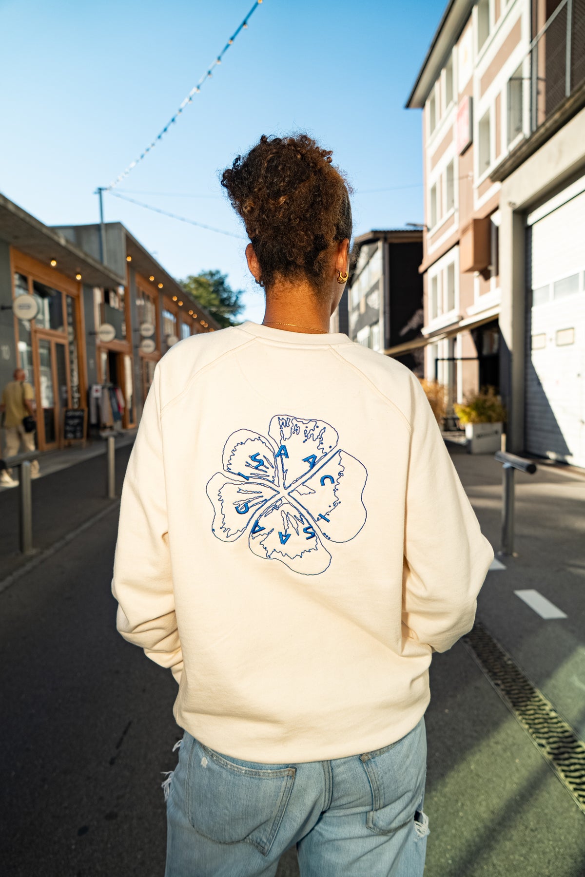 Crew neck crème fleur bleue