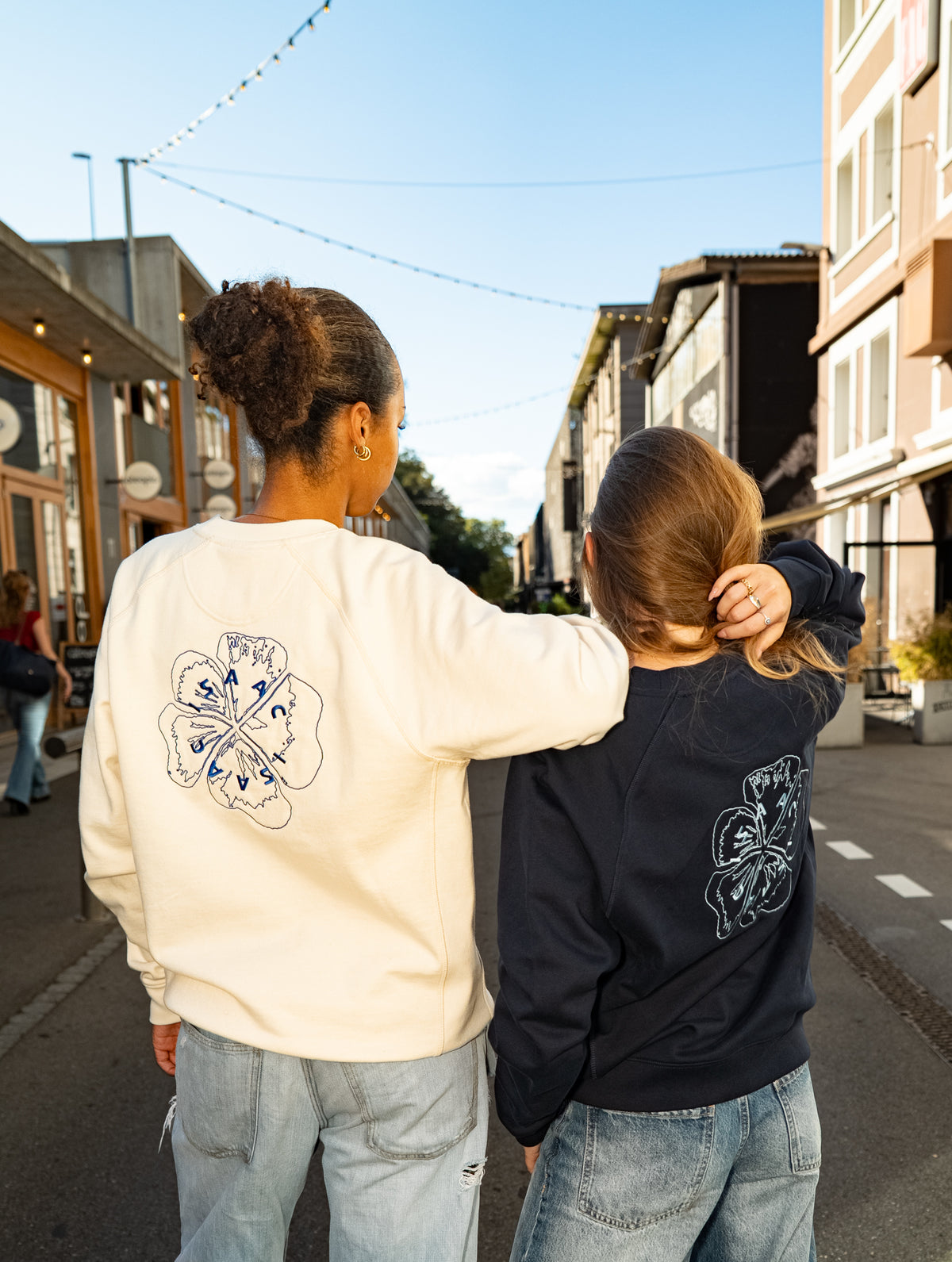Crew neck crème fleur bleue